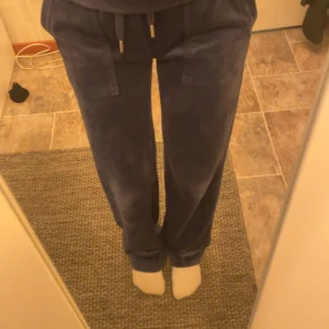 Juicy byxor storlek xxs - Jag säljer dessa byxor för det är för långa i benen, dem är använda någon gång så rätt så nya!