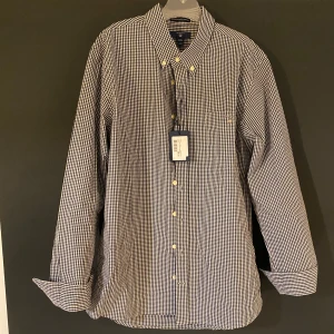 Rutig skjorta från Gant - Snygg rutig skjorta från Gant i blått och vitt. Skick 10/10, Aldrig använd och lappen sitter kvar. Storlek 170(xs/s). Nypris 699. Mitt pris 300.