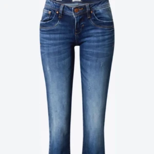 LTB jeans - Måste nu tyvärr sälja mina absoluta favorit jeans som passar till allt! De har blivit lite upptrampade längst ner (se bild 4) men det är absolut inget man tänker på och jag tycker att det passar till resten av jeansen. Priset går att diskuteras vid snabb affär.