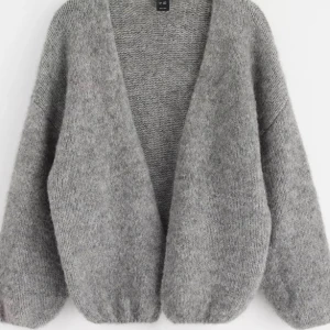 Grå stickad kofta - Lindex kofta. Mysig grå stickad kofta med en avslappnad passform. Perfekt för kyliga dagar med sin mjuka och varma känsla. Koftan har långa ärmar och en öppen design utan knappar. Den passar som S skulle jag säga.❤️💕