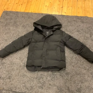 Canada goose jacka MacMillan black label - Helt ny och fräsch Canada goose jacka. Modellen heter MacMillan till salu med black label. Finns att hämta i Jakobsberg annars är det frakt som gäller. Storleken är som en M. Det är bara att höra av er vid intresse.