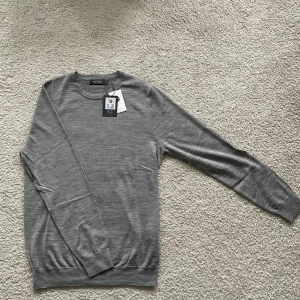 Grå merinoullströja HELT NY - Helt ny merinoullströja från dressman. Nypris 599kr mitt pris 149kr. Storlek M och mer slim passform. Hör av dig vi frågor!😁