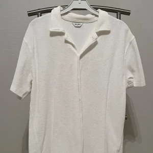 Vit frotté skjorta från brothers - En vit frotté skjorta från brothers egna märke east west. Skjortan är i bra skick. Det är en pass form som brukar passa alla och den är normal i storleken(storlek M). Den är köpt för 599 ordinarie. Vid frågor skriv i pm!