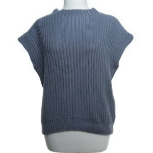 Blå stickad T-shirt  - Säljer en stilren  blå ribbad topp med korta ärmar.  