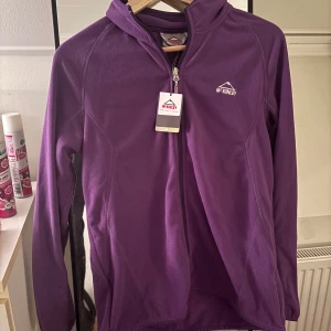 Lila fleecejacka från McKinley -  lila fleecejacka från McKinley. helt ny med prislapp kvar! Storlek 42