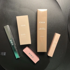CAIA - ALLT FÖR 550KR! (ord. pris ca 1 335kr)  'CAIA All Over Body Glow' Golden Beam 250kr (ord. pris 495kr)  'CAIA Cocoa Couture Lip Balm’ 100kr (Limited Edition)  'CAIA Duo Eye Pencil Holiday Glam Edition' 120kr (Limited Edition)  'CAIA Silk Elexir Length Serum' 100kr (ord. pris 225kr)  'CAIA That Dewy Look Eye Gel' 100kr (Limited Edition)