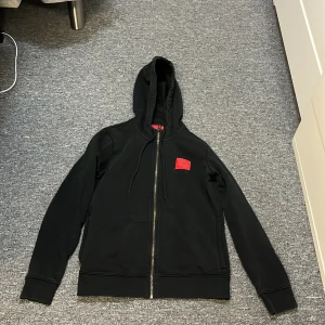 Hugo boss tröja - Säljer min fina Hugo boss tröja med dragkedja. Den är i storlek Xs och passar ej mig som är ungefär 185. Den har inga defekter. Den är äkta och köpt från Zalando. Skriv om ni har några funderingar:)