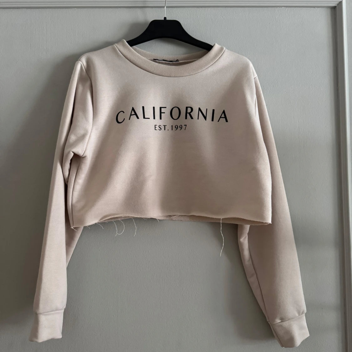 Puderrosa croppad tröja med tryck - 91