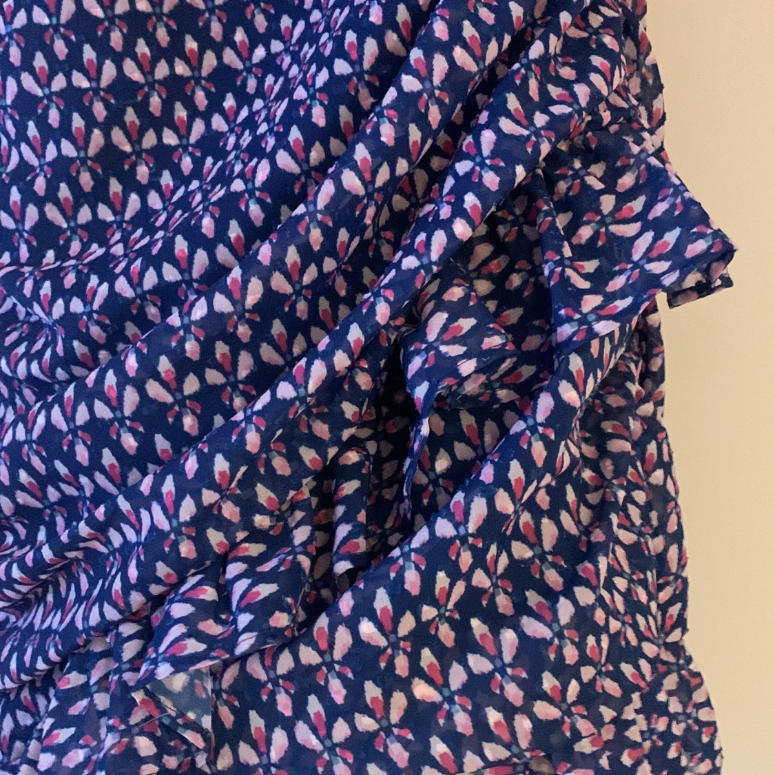 Mönstrad oneshoulder klänning - 90