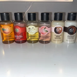 Duschgel och duschkräm från The Body Shop - Set med sex olika duschprodukter från The Body Shop. Innehåller dofterna Satsuma, Strawberry, Moringa, Pink Grapefruit, Shea och Coconut. Varje flaska är 60 ml och har en praktisk skruvkork. Perfekt för att prova olika dofter eller ta med på resan.