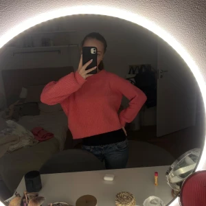 Rosa stickad tröja från H&M - Säljer en söt rosa stickad tröja från H&M. Tröjan har en ribbad struktur och långa ärmar, perfekt för kyligare dagar. Den är lite croppad då den är i barnstorlek. För referens brukar jag ha xs i tröjor och så här sitter den på mig👆💕