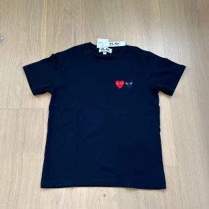 Comme des Garcons T-Shirt - Stillren Marinblå CDG t-shirt, bästälde fel storlek då deras storlekar utgår ifårn ett japanskt storleks system. Är snarare S/M. Nypris 105 usd