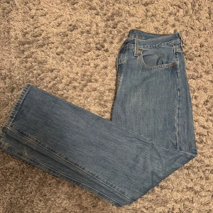 Levis jeans - Klassiska Levis 501 jeans i färgen blå|| Storleken är 28/30|| jeansen är i nyskick endast använda ett fåtal gånger|| tveka inte att höra av er vid frågor eller funderingar mvh Linus