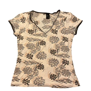 Mönstrad v-ringad topp - Säljer denna mönstrad topp då den inte är min stil längre. Inget synligt slitage. Vet ej vart den är ifrån. Fler bilder eller frågor? Skicka dm