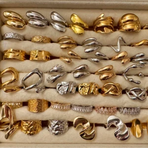 Massa nya ringar i lager! - Massa nya ringar i lager!! Ringarna är guld pläterade och av sterling silver. De är även justerbara vilket innebär att de passar alla! Skötselråd medföljer! Skriv för specifika bilder och pris då vissa är billigare än andra! Kontakta vid intresse av köp! 