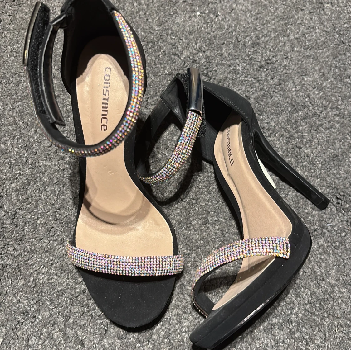 Svarta sandaler med glittriga detaljer från Constance - 92