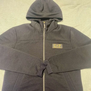 Emporio Armani zip up - Tja! Säljer denna Emporio Armani EA7 zip up med en skön colour way❗️| Skick: 9,5/10! Otroligt bra skick har bara använts 1-3 gånger! | Storlek: M | Ny pris ca 1500kr 💵| Färg: Svart 🖤| Tillbehör: Tyvärr inga tillbehör med den produkt 🙁| Hör av er för information! | Allt gott! 😁👊