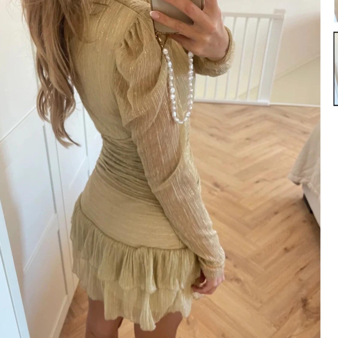 Guldglittrig klänning med volangdetaljer - 90