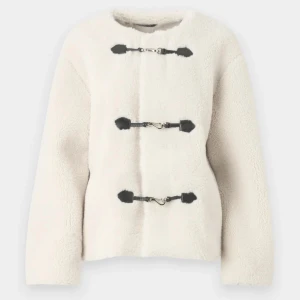 Vit teddyjacka med spännen - Mysig vit teddyjacka med unika svarta spännen framtill. Endast använd 2 gånger så jättebra skick 