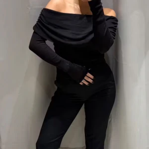 Svarta kostymbyxor från Bik Bok - Snygga svarta kostymbyxor från Bik Bok i storlek 34. Byxorna har en klassisk design med hällor för bälte och diskreta bakfickor samt riktiga framfickor. Lagom långa för mig som är 170 men tyvärr för tajta.