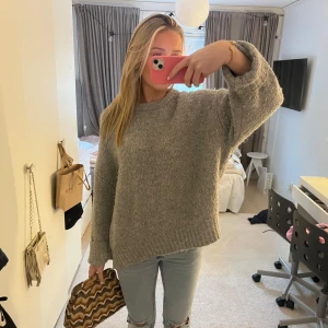Grå stickad tröja - Mysig grå stickad tröja. Från zara❤️❤️