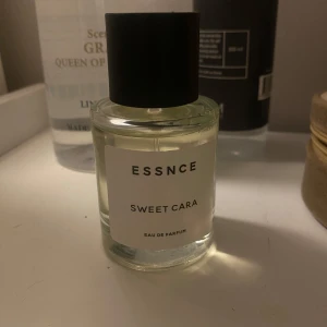 Essnce Sweet Cara - Doftar nötigt o sött kombinerat med noter av kokos🥥 ska vara lik Sol de Janeiros Brazilian Crush 62💕Endast provad en gång, så inprincip som ny!