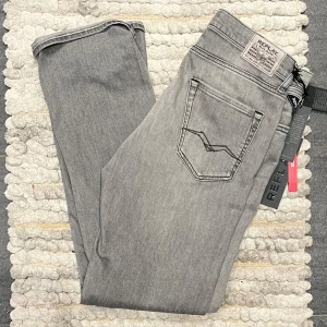 Grå jeans från Replay - Snygga grå jeans från Replay med klassisk femficksdesign och knappgylf || Modell Thad || Helt nya med lappar || Skulle säga storlek W31 L32