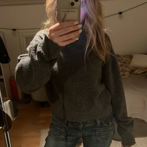 Grå stickad tröja - Mysig grå stickad tröja med långa ärmar💗