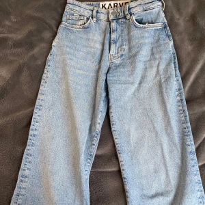 Snygga jeans i toppskick! - Mid waist wide jeans från karve i storlek xxs (34), lagom längd om man är 170. Sitter perfekt i midjan och runt rumpan samt har lite stretch. Töjer inte ut sig.