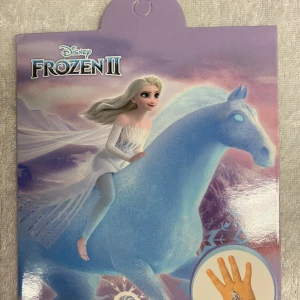 Disney Frozen Barn Tatuering klistermärken med Presentförpackning  - Ett set med tatuering klistermärken från Disney Frozen . Innehåller motiv av Elsa, Anna, Olaf och andra karaktärer från filmen. Tarp Klistermärkena har olika former och storlekar med vintertema.  4 ark/ paket, 15.70*10.70 Cm / ark . 3 år + ,  75kr/paket 
