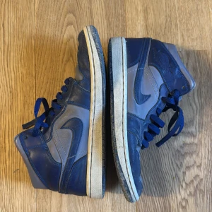 Blå Nike Air Jordans - Säljer ett par blå Nike Air Jordans med hög design och snörning. Skorna är använda många gånger därav priset, skorna är UNIKA & Svåra att få tag i. ( Tvättning innan jag postar )