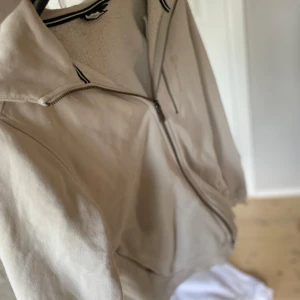 Tre zip-hoodies från peak performance  - Säljer tre snygga zip-hoodies från Airforce i olika färger: beige, grå och vit. De har dragkedja framtill och en stilren design med logotyp på bröstet. Perfekta för en avslappnad stil.                        Vit=649kr.     Grå=599 beige=599