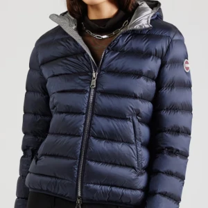 Mörkblå dunjacka med dragkedja - Snygg mörkblå dunjacka med dragkedja. Perfekt nu i vinter. Skriv för fler bilder💓