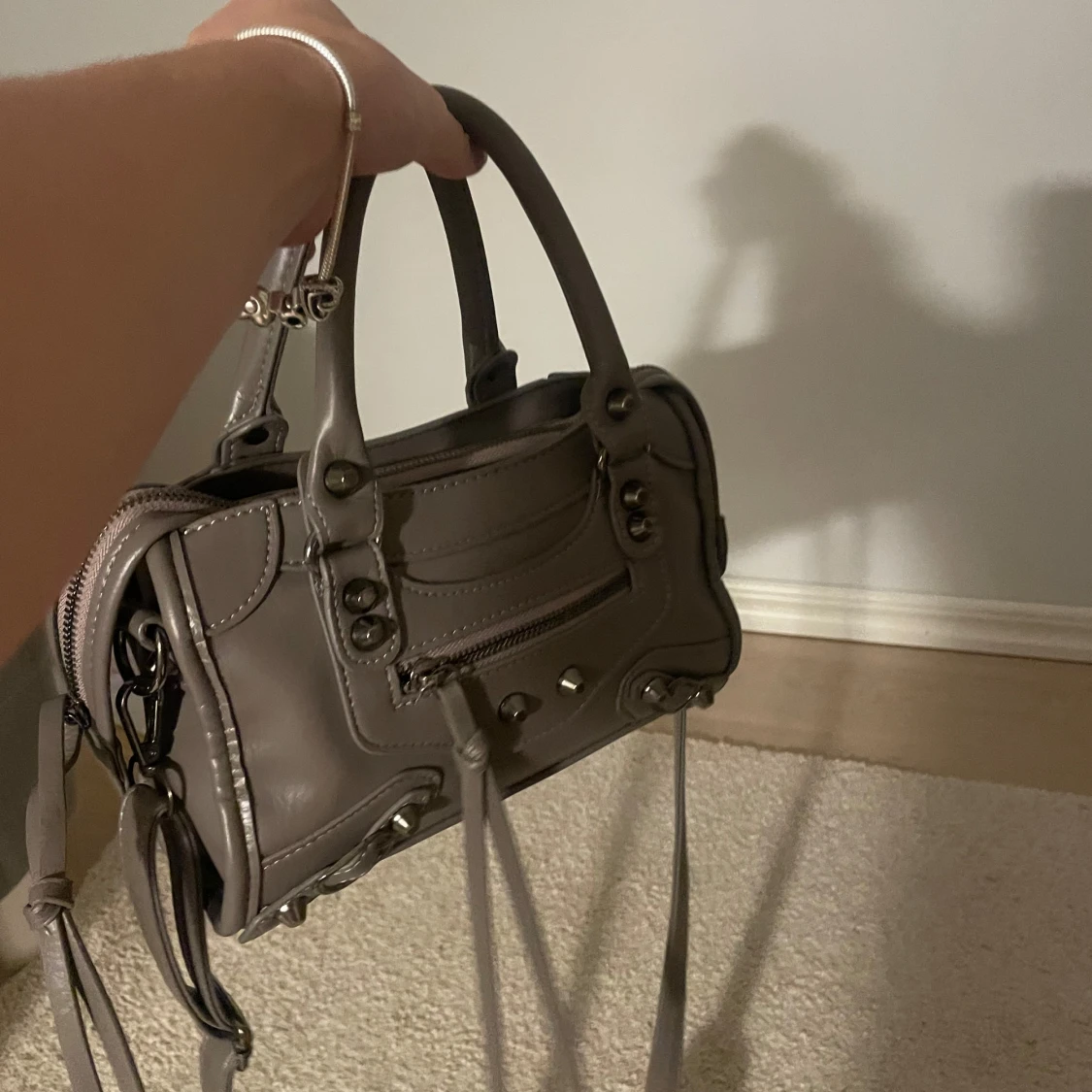 Grå handväska  - 90