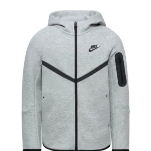 Nike tech fleece - Jag säljer denna Nike jackan. Jackan är i nyskick och den är använd fåtal gånger. Inga tecken på användning