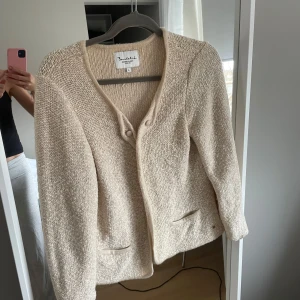 Beige stickad kofta från Frank Walder - Mysig beige stickad kofta från Bondelid i mycket bra skick. 