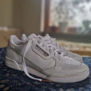 Adidas Sneakers - Knappt använda Strl 38