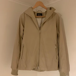 Peak Peformance Jacka  - Säljer denna sjukt snygga Peak Performance vintage jackan🙌🍁. Jackan är i utmärkt skick och har inga defekter över huvudtaget✅ Perfekt till hösten och vintern✅ färgen är beige och storleken är M✅ Bara att höra av dig vid minsta fråga🤝🍁