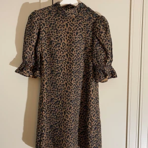 Leopardmönstrad klänning från & Other Stories i storlek 32 - Säljer en superfin leopardmönstrad klänning från & Other Stories. Den har puffiga armar som går till armbågarna och en rak passform. Materialet känns lyxigt och bekvämt. 🐆