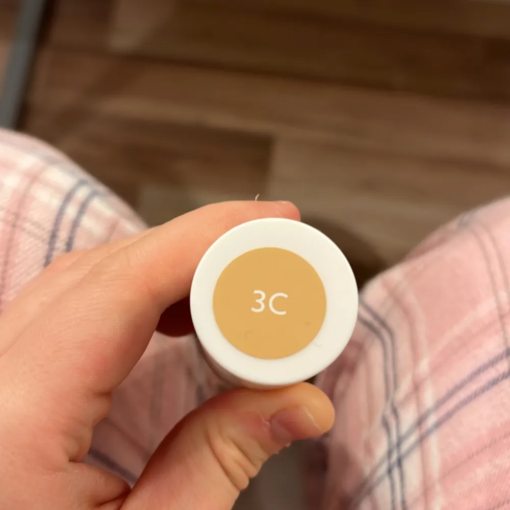 Säljer en IsaDora No Compromise Lightweight Matte Foundation i nyansen 3C. Den har en matt finish och är lämplig för alla hudtyper, speciellt fet och kombinerad hud. Perfekt för en naturlig look utan att kompromissa med täckning. Endast använd för Switch på huden! Tyvärr inte min färg . Skönhet.