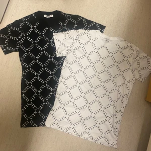 Valentino t-shirt - Säljer dessa heta t shirts för att jag inte vill ha dom längre. Köper du 1 kostar det 400 köper du båda blir det 700.