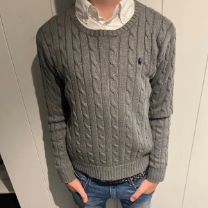 Ralph lauren tröja  - Säljer min Raffe tröja då den e för liten  Kragen är lite stor eller ni får dömma genom bilden  Storleken är ralphs egna m/m men passar som xs