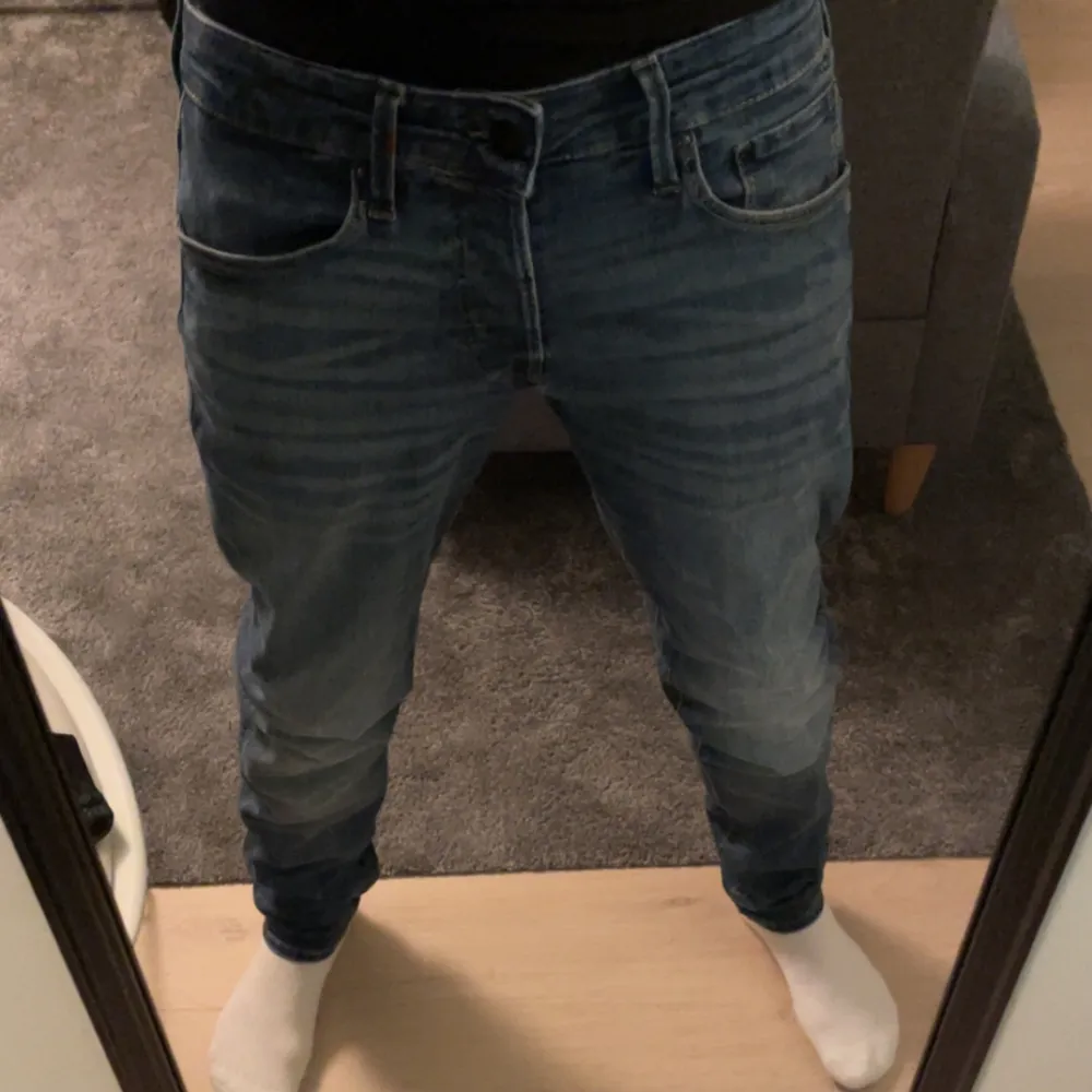 Jag säljer ett par Jack N Jones jeans! Skick 8/10. Storlek 28W 32L. Nyspris: 899. Mitt pris: 479! . Jeans & Byxor.