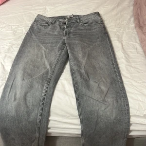 Icon jeans - Superfina jeans från Lager 157 i storlek S, med en lite baggy och low-waisted passform. Jag har kortat benen några centimeter (är 160 cm) men det går enkelt att återställa om man vill. Jeansen är i fint skick och har bara använts 3-4 gånger.💕💕