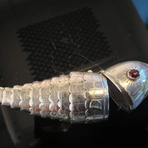 Luktdosa 🐟 Fisk - Luktdosa i silver från 1800-1900-tal. I form av rörig fisk. Inga defekter. I gott skick. Antik. Mått 9,5x3x1,5