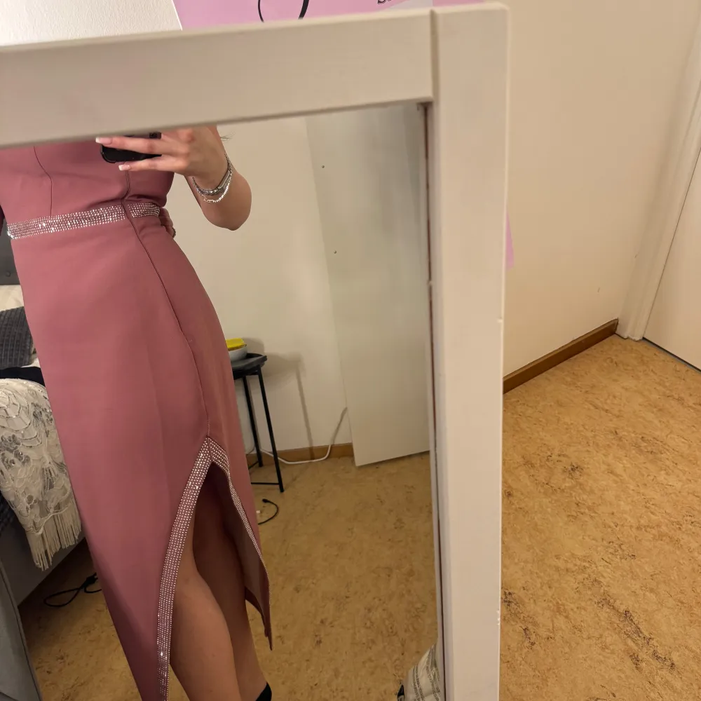 En smutsrosa festklänning! Använt 1 gång, mycket bra skick! Ordinarie pris 2000kr. Mekot.