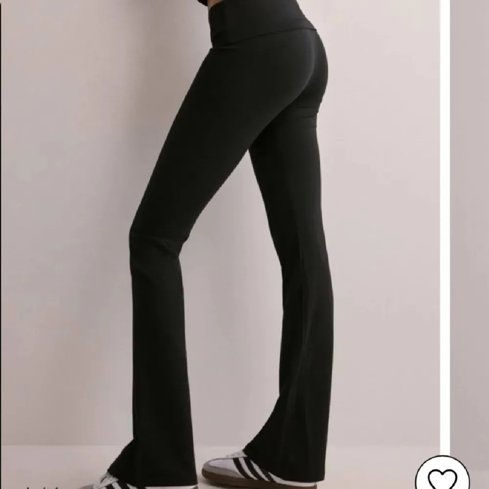 Snygga svarta bootcut byxor i stretchigt material. Perfekta för både vardag och fest. De har en tight passform upptill och blir vidare nedtill för en trendig look. Passar bra med sneakers eller klackar.. Farkut & Housut.