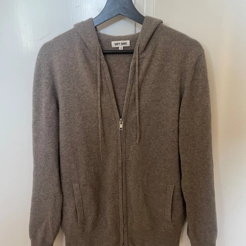 Säljer en beige hoodie i kashmir från Soft Goat. Den tillverkas inte längre och kan vara svår att få tag på. Hoodien är i mycket bra skick och har inga defekter. Nypris ca 3000kr. Skriv vid frågor eller funderingar.. Tröjor & Koftor.