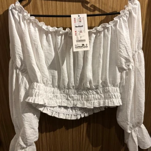 Vit topp - Säljer en vit topp aldrig använd 