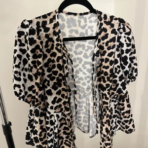 Leopard blus - Har använt denna 1 gång innan men den kommer inte till användning längre💗köptes för 120 men säljer för 80 och pris kan diskuteras💗
